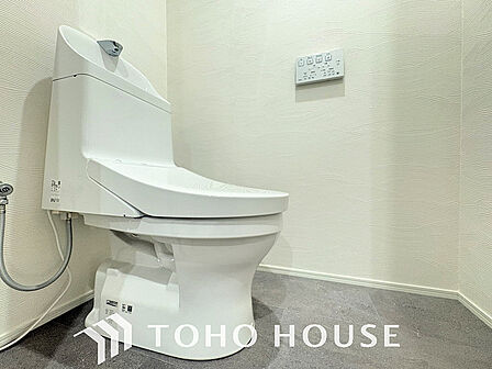 トイレには快適な温水洗浄便座付