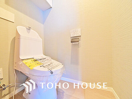 トイレには快適な温水洗浄便座付