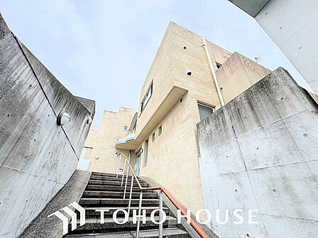 ~メゾネットタイプで戸建て感覚のマンション~広々ルーフバルコニー、専用庭付き~たいせつなペットと暮らせます~