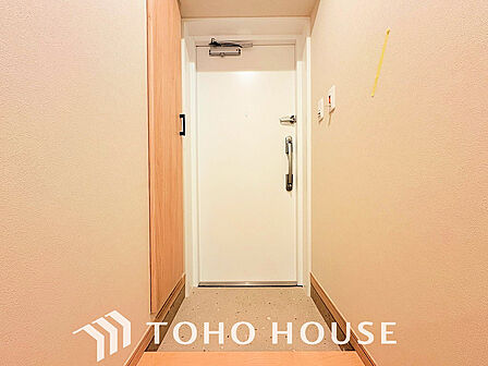 落ち着いた雰囲気の玄関、家族の帰りを暖かく迎えてくれます