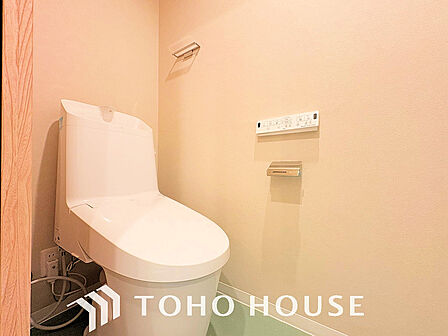 トイレには快適な温水洗浄便座付