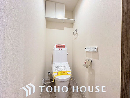トイレには快適な温水洗浄便座付