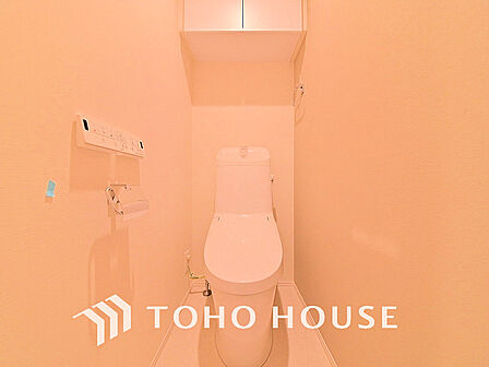 トイレには快適な温水洗浄便座付