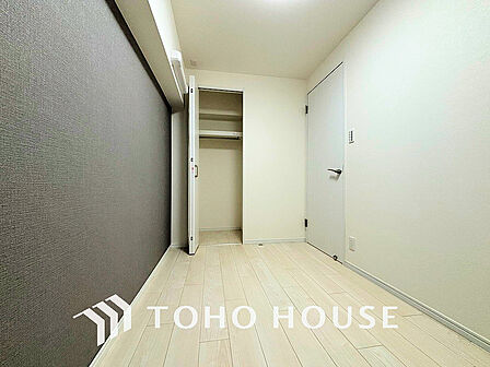 シンプルですっきりとした室内は飽きのこない居心地の良い雰囲気