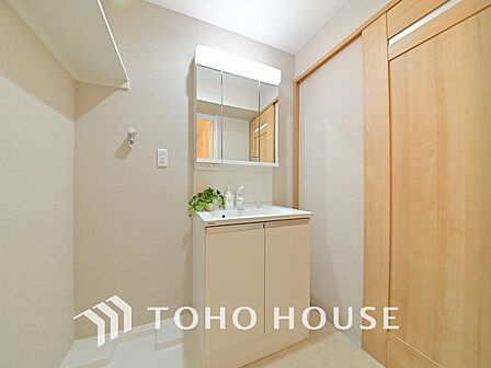 新規設置の洗面化粧台。収納豊富で使い勝手の良い3面鏡です