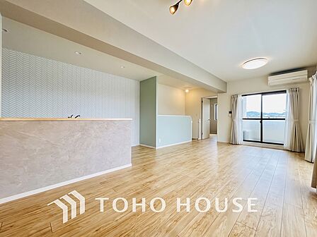 広がりのある住空間、家族が集まるリビング・ダイニング（現地には家具があります）