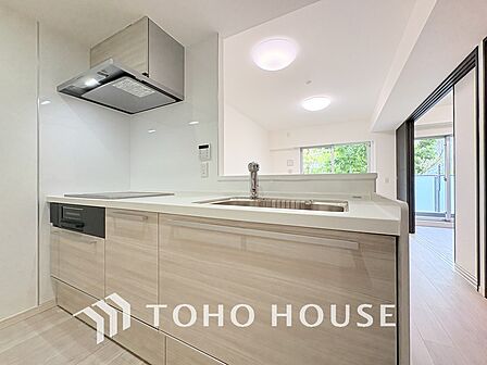 シンプルな部屋の雰囲気に溶け合うナチュラルキッチン