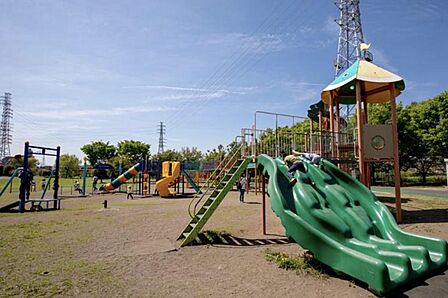 マンションから徒歩2分の番場公園があります。広々とした芝生広場や大型複合遊具があり、子育て世帯に人気の公園です。ウォーキングコースや多目的広場も整備され、休日の散歩やレジャーを気軽に楽しめます。