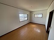 2階の洋室からは、海が見えます