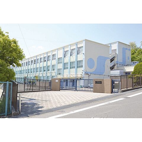 中学校「久方中学校まで500ｍ」