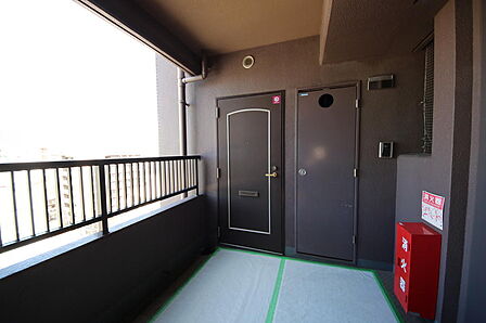 4面からの採光で、独立した住戸です。廊下に部屋が面することなくプライベートもしっかり保たれます♪エレベーターもすぐ前にあり、すぐ玄関への移動ができます♪