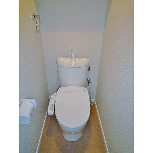 画像7:温水洗浄便座付きのトイレ