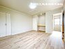 室内：【洋室】主寝室は広々していて安らげる広々としたお部屋として！収納スペースあり！荷物が多くても十分！！