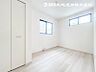 室内：【洋室】光が取り込みやすい2面採光の居室。日当たり良好です。しっかりした大きさのクローゼットを完備！