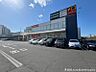 周辺：サンドラッグ戸塚深谷店　約696ｍ　日用品などもあるドラッグストア