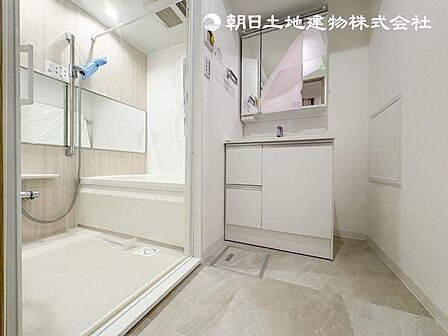 【洗面台】小物類スッキリ収納可能で機能性も兼備えております。