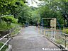 周辺：鼬川公園　約550ｍ　小規模の公園でお子様を安全に遊ばせることが出来ます