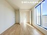 室内：【洋室】大きな窓からたっぷりと陽光が注がれる明るい空間です。家族の成長に対応できる永住仕様の間取り！