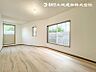 室内：【洋室】光もアクセントの一つとして。一人時間も充実のものに！プライベートルームには光が差し込みます！