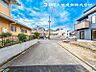 外観：【外観】道路面との高低差もなく落ち着いて車庫入れ可能です！！前面道路の幅員もしっかりあります。