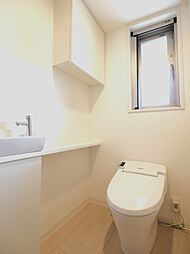 バルコニーにつながる窓付きで換気のしやすいトイレ