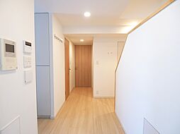 玄関から居住スペースへと繋がる廊下