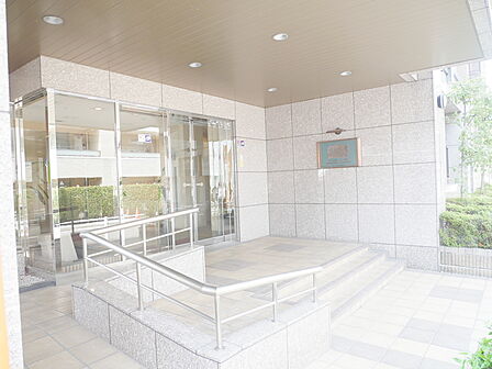 不審者や勧誘員などが建物内に立ち入るのを防いでくれるオートロック付き。