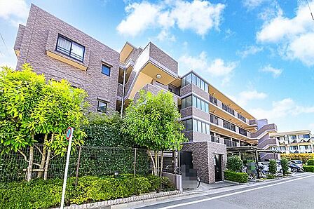 2000年4月築、4階建ての低層マンションです。