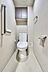 トイレ：吊戸棚を備えた機能的なトイレ。トイレットペーパーや日用品をすっきり収納できます。