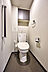 トイレ：上部に吊り戸棚があるので、トイレットペーパーのストックや掃除用品を収納できます