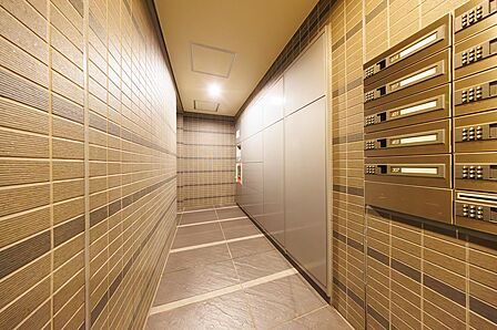 不在時にも荷物を受け取れる宅配ボックスがあります。