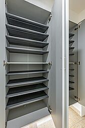 収納力のあるシューズボックスのため、玄関まわりを綺麗に保てます。