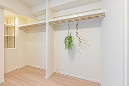 上下の仕切りがなくロングコートや季節物の収納にも便利。