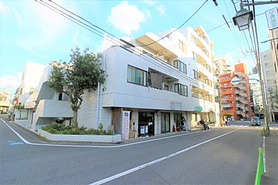 外観：白を基調とした外観　物件西側道路より撮影