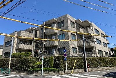 外観:2001年5月築。第一種低層住居専用地域内の低層マンション 外観:2001年5月築。第一種低層住居専用地域内の低層マンション