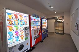 1階ロビー横には自動販売機があり、便利です