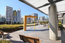 敷地内にはちょっとした遊具があり、お子様も遊べます。