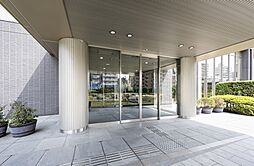 重厚感と植栽の潤いを感じるエントランス