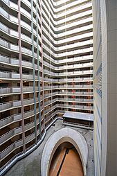 建物中央には吹抜けがあり、通風・採光良好です