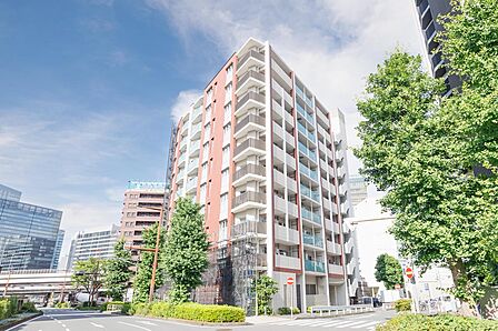 横浜の伝統を表す赤レンガ調のタイルと近代的なきらめきを放つガラス手摺がアクセントのスタイル