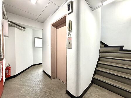 清掃が行き届いた、エレベーター付きの共用廊下