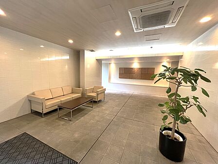上質な設えに落ち着いた照明のエントランスホール