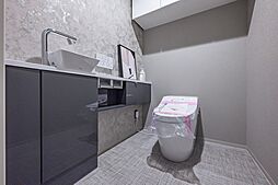 手洗いカウンター、トイレ本体と別に付いており、カウンター下部に収納がございます。