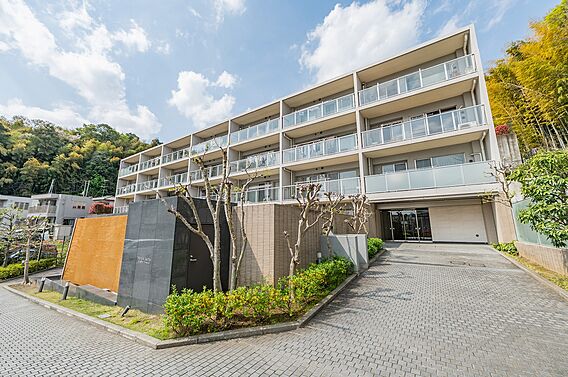 8階建てのマン...