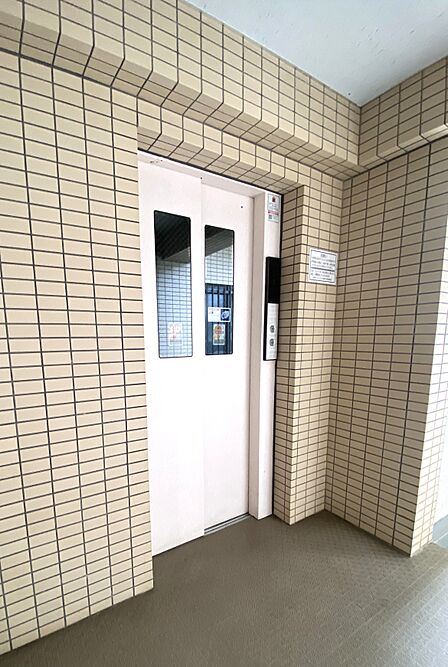 エレベーター1基 防犯窓付き