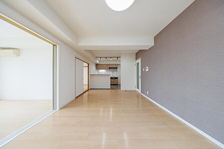 ダイニングキッチン　家族が集まるリビングが中心に配置された間取り