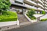 その他：マンションの入り口。スロープ付き