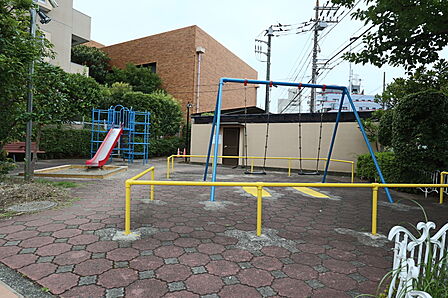 プレイロット。小さなお子様を敷地内で遊ばせることができます。