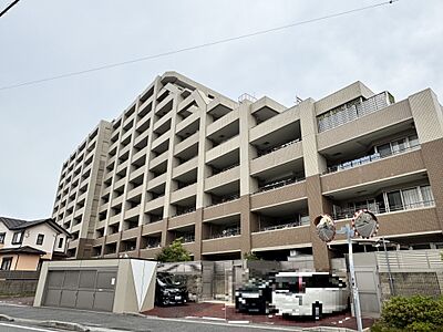 外観：建物南東側外観写真。4階建てと10階建ての2棟構成で、ツートンのタイル張りのフォルムとなっています