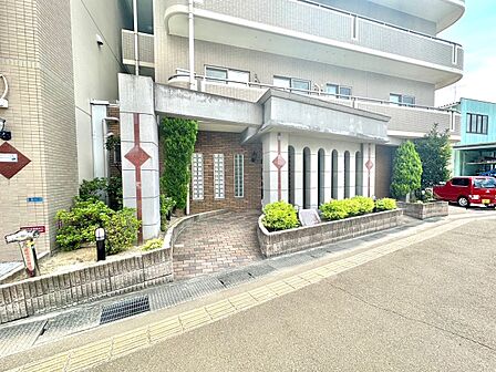 スロープ設計なエントランスアプローチ